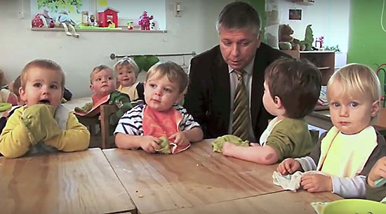 Minister van Deurzen aan tafel met de peuters